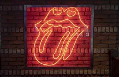 Neon ışık ile dil dışarı ile rock Lips