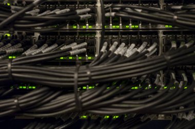 Ağ anahtarı ve Ethernet kabloları yerel ağ ve IPTV içine yamalı