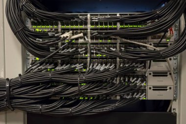 Ağ anahtarı ve Ethernet kabloları yerel ağ ve IPTV içine yamalı