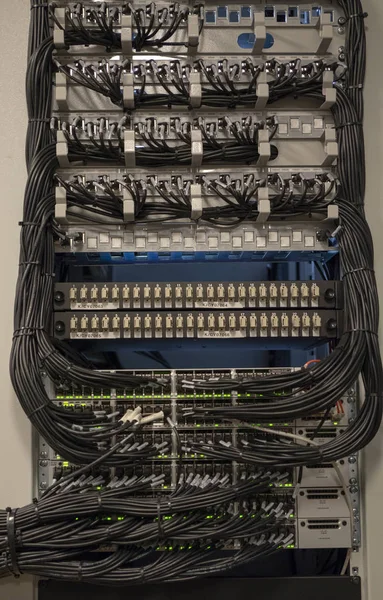 Síťové přepínače a kabely Ethernet s opravou do místní sítě a IPTV — Stock fotografie