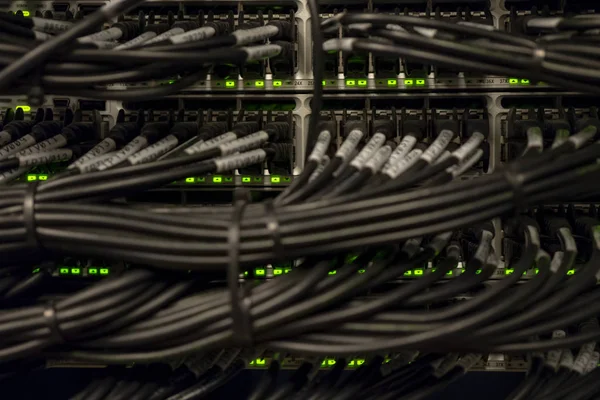 Commutateur réseau et câbles Ethernet patchés dans le réseau local et IPTV — Photo