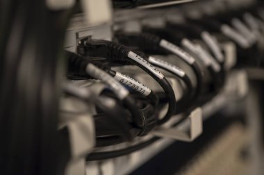 Ağ anahtarı ve Ethernet kabloları yerel ağ ve IPTV içine yamalı