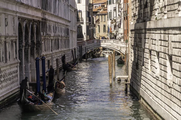 Venise, Italie, canaux routiers et bâtiments typiques — Photo