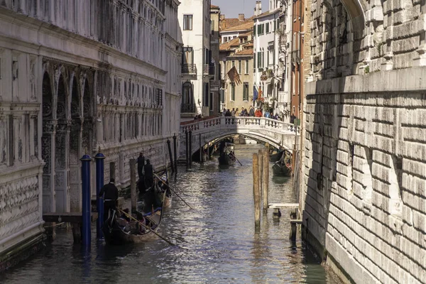 Venise, Italie, canaux routiers et bâtiments typiques — Photo