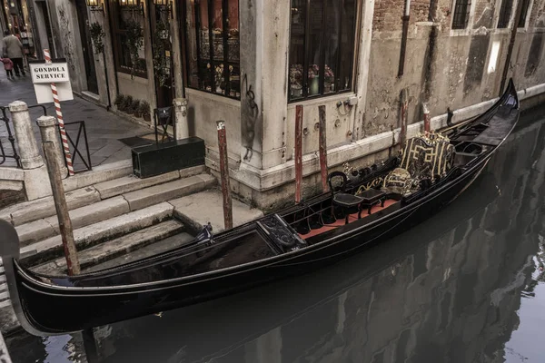 Venecia, Italia, Canales callejeros y edificios típicos — Foto de Stock