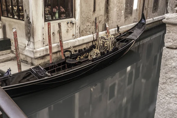 Venedig, Italien, Straßenkanäle und typische Gebäude — Stockfoto