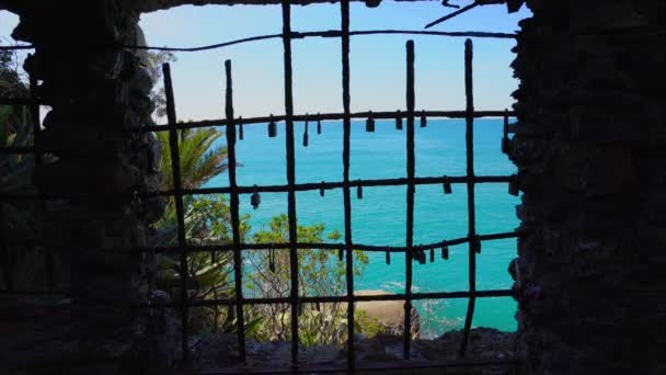 Cerraduras en la playa de Monterosso, Cinque Terre, Italia — Vídeo de stock