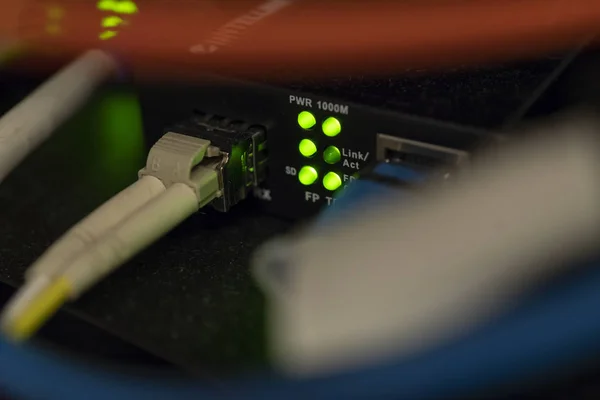 Convertisseur de fibre optique vers Ethernet dans un centre de radiodiffusion — Photo