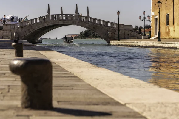 Мост в Риве-Сан-Бьясио в Венеции рядом с Венецианским арсеналом — стоковое фото