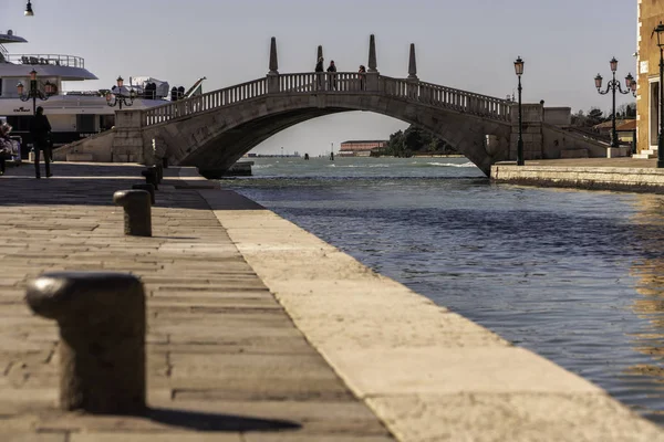 Bron i Riva San Biasio i Venedig nära arsenalen — Stockfoto