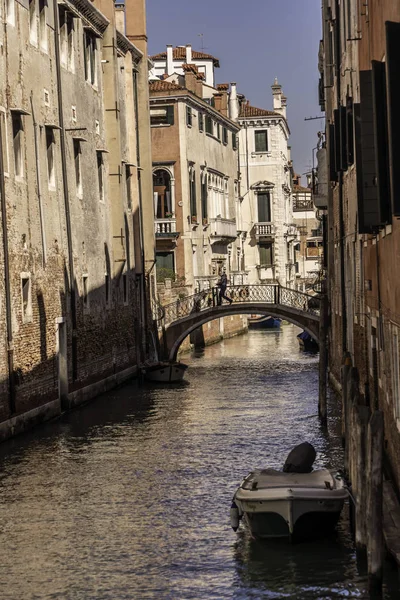 Venise, Italie, canaux routiers et bâtiments typiques — Photo