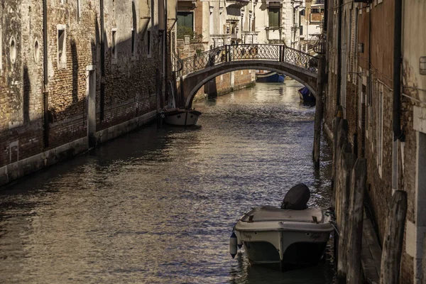 Venise, Italie, canaux routiers et bâtiments typiques — Photo