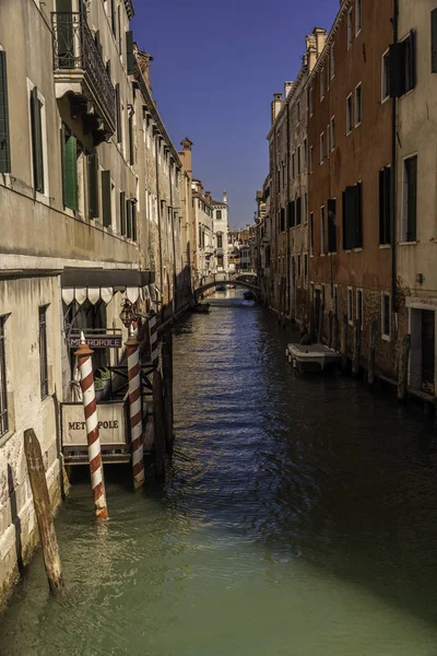 Venise, Italie, canaux routiers et bâtiments typiques — Photo