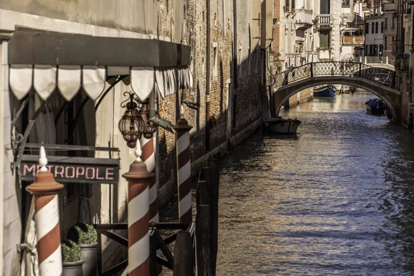 Venise, Italie, canaux routiers et bâtiments typiques — Photo