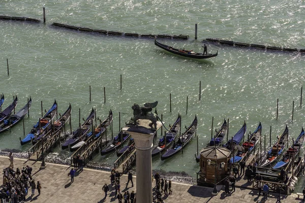 Gondels in Venetië haven kijken vanaf de toren van St Marks — Stockfoto