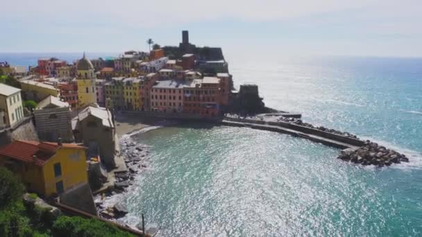 Krajobraz wsi Vernazza od szczytu wzgórza w Cinque Terre, Włochy — Wideo stockowe