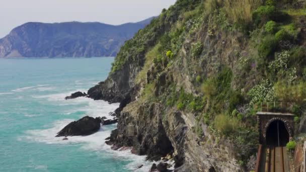 Landskap av Vernazza by från toppen av kullen i Cinque Terre, Italien — Stockvideo