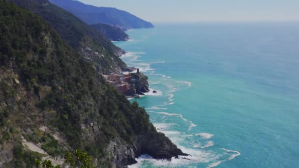 Paisaje del pueblo de Vernazza desde la cima de la colina en Cinque Terre, Italia — Vídeos de Stock