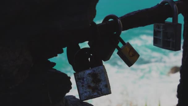 Lås på stranden i Monterosso, Cinque Terre, Italien — Stockvideo