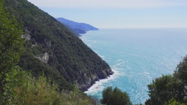 Landschaft von Vernaza Dorf von der Spitze des Hügels in Cinque Terre, Italien — Stockvideo