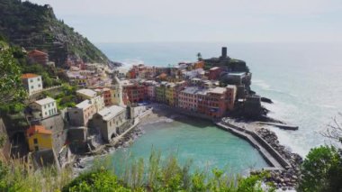 Cinque Terre, Italya tepenin tepesinde Vernazza köyü peyzaj