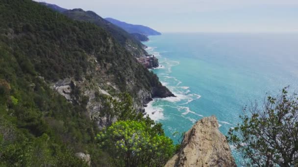 Landskap av Vernazza by från toppen av kullen i Cinque Terre, Italien — Stockvideo