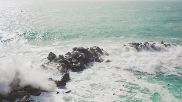 Ola golpeando un bloque de agua en Italia - Riomaggiore — Vídeos de Stock