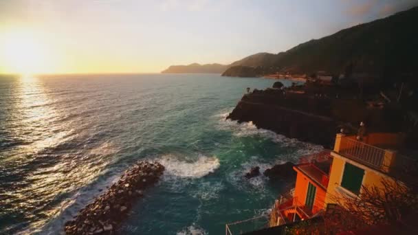 Manarola village, cinque terre italien schöner sonnenuntergang — Stockvideo