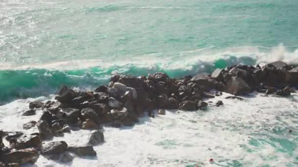 Wave slår en waterblock i Italien-Riomaggiore — Stockvideo