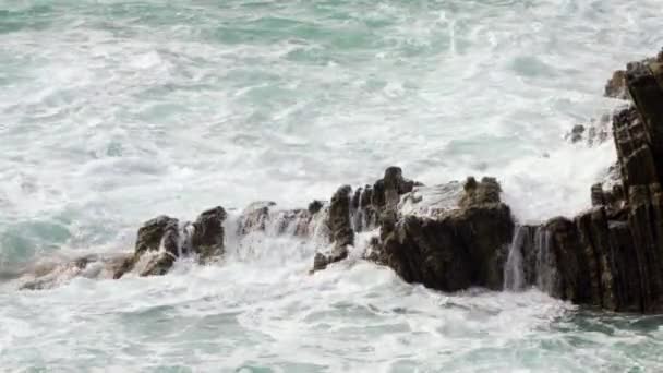 Ola golpeando un bloque de agua en Italia - Riomaggiore — Vídeos de Stock