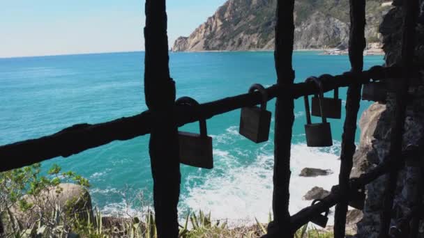 Fechaduras na praia em Monterosso, Cinque Terre, Itália — Vídeo de Stock