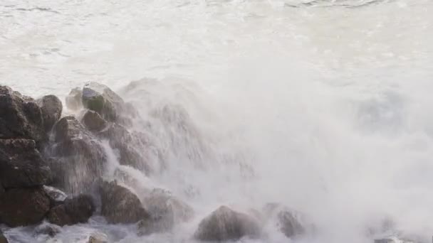 Onda atingindo um bloco de água na Itália - Riomaggiore — Vídeo de Stock