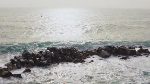 Fala uderza w blok wodny we Włoszech-Riomaggiore — Wideo stockowe