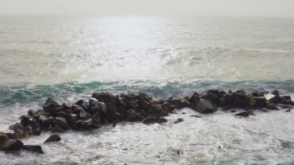 Vague frappant un bloc d'eau en Italie - Riomaggiore — Video