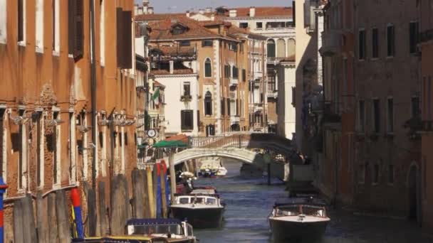 Venecia, Italia, Canales callejeros y edificios típicos — Vídeo de stock