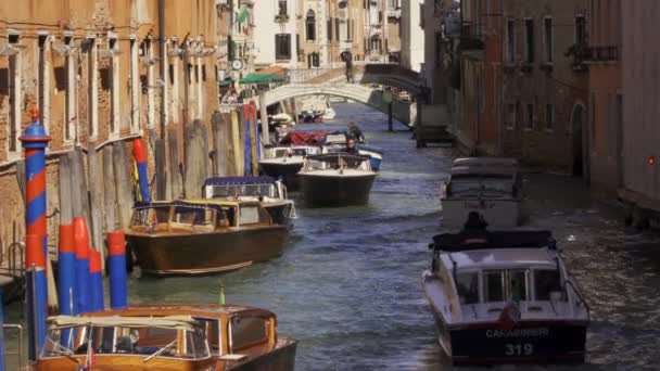 Venecia, Italia, Canales callejeros y edificios típicos — Vídeo de stock