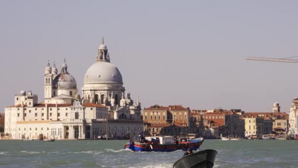 Venecia, Italia, Canales callejeros y edificios típicos — Vídeo de stock