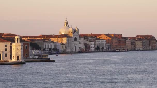 Morgon över Venedig, Italien, 2019 mars från hotellets utsikt — Stockvideo