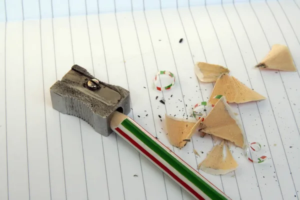 Potlood Puntenslijper Een Laptop Verscherping Potlood Een Laptop Met Lijnen — Stockfoto