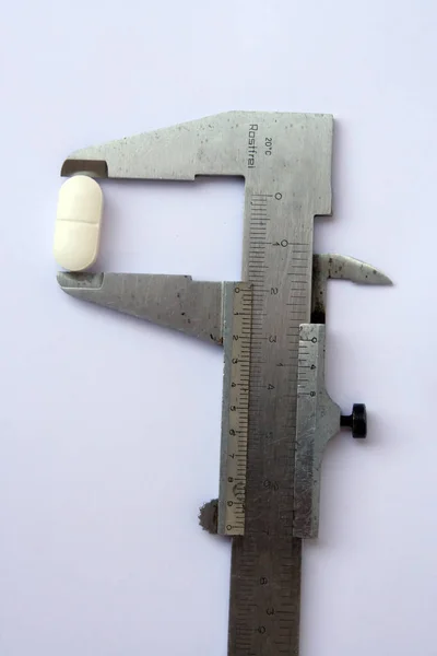 Медицинская Таблетка Вернье Измерение Медицинских Таблеток — стоковое фото