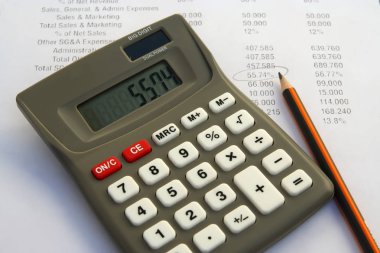 Calculator aracı ve finansal veri. Hesap makinesi ve mali rapor.