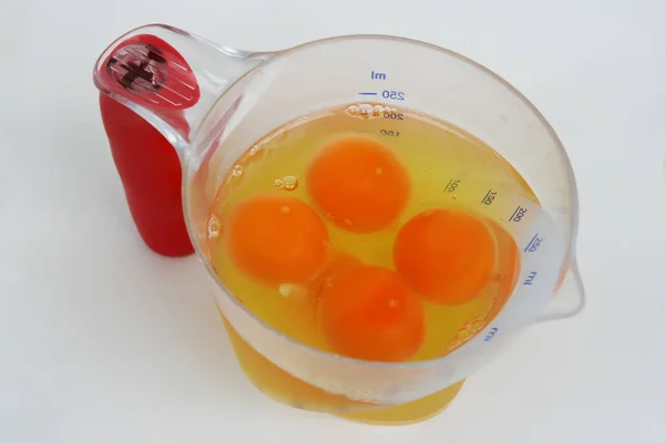 플라스틱 그릇에 신선한 계란입니다 플라스틱 케이크를 만들기 준비에 신선한 — 스톡 사진