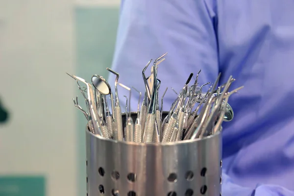 歯科医のツールです 歯科用ツール ステンレス鋼の歯科医のツールです 鋼製手術器具 — ストック写真