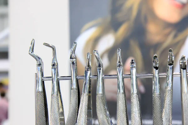歯科医のツールです 歯科用ツール ステンレス鋼の歯科医のツールです 鋼製手術器具 — ストック写真