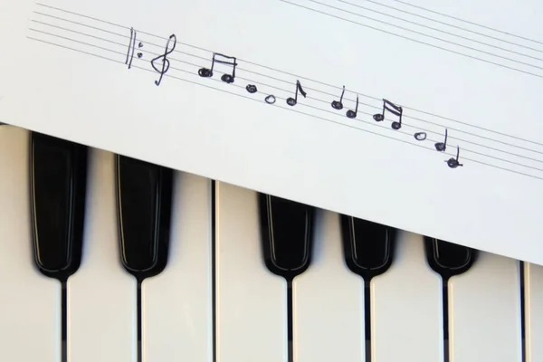 Zongora Kották Zenei Megjegyzések Egy Zongora Billentyűzet — Stock Fotó