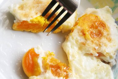 Taze kızarmış yumurta. Ev kahvaltı hazırladım. Kızarmış yumurta.