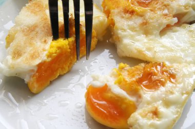 Taze kızarmış yumurta. Ev kahvaltı hazırladım. Kızarmış yumurta.