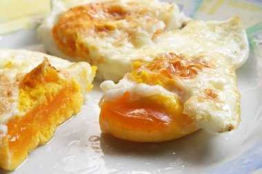 Taze kızarmış yumurta. Ev kahvaltı hazırladım. Kızarmış yumurta.