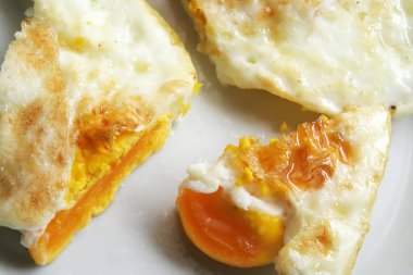 Taze kızarmış yumurta. Ev kahvaltı hazırladım. Kızarmış yumurta.