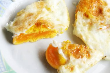 Taze kızarmış yumurta. Ev kahvaltı hazırladım. Kızarmış yumurta.